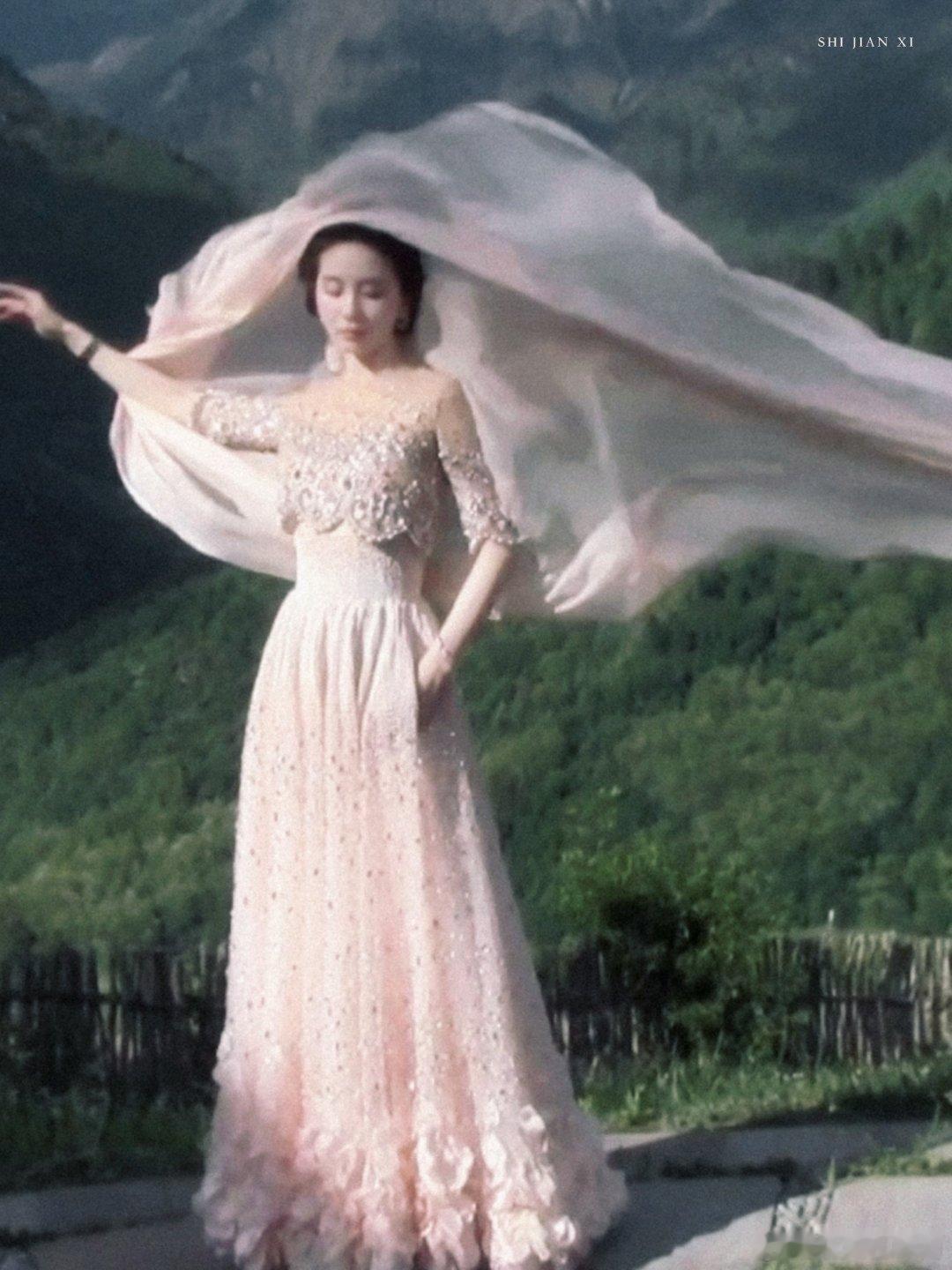 刘诗诗掀头纱神女来临 