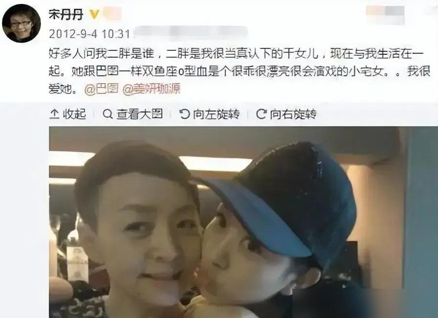 65岁的父亲，为27年的冷漠道歉。
话剧院的舞台光，打在英达身上。他摘下帽子，