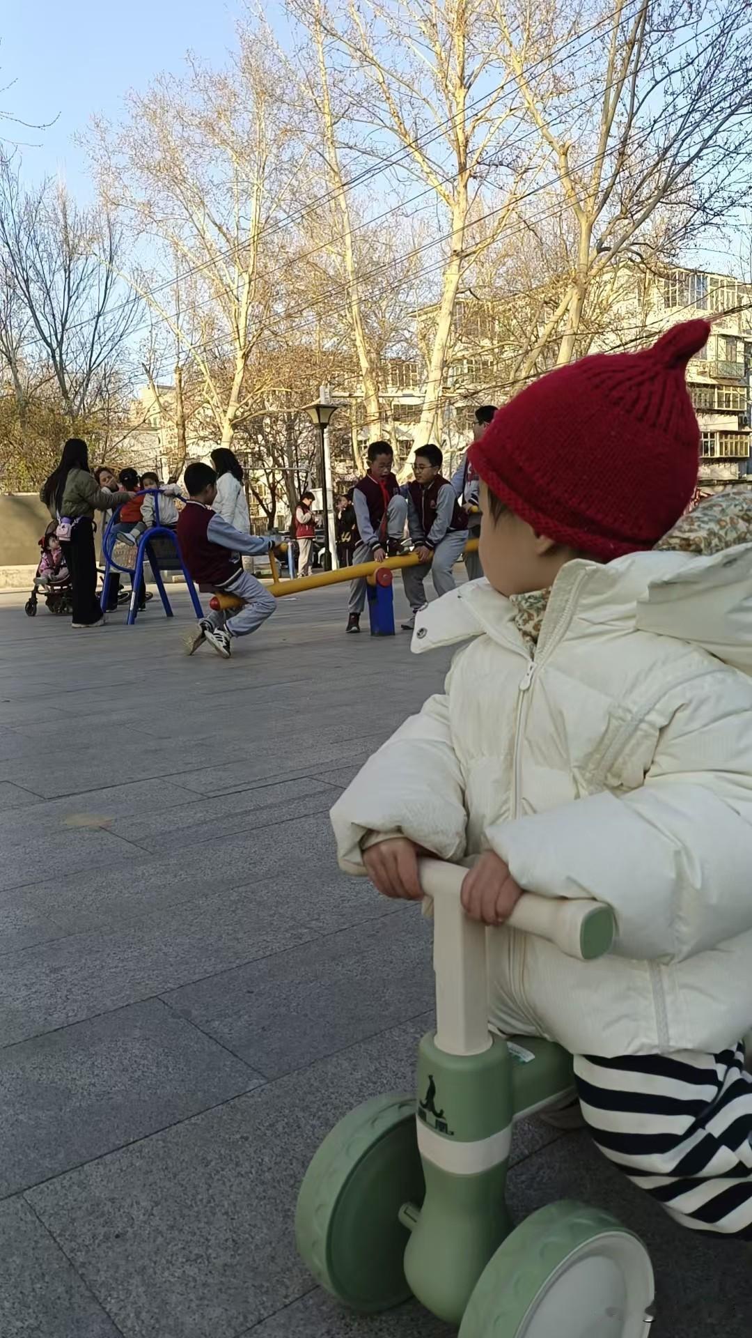 梁东方
骑车带着婴儿出去玩，她突然指着对面走过来的一个年轻女子手里的烤肠“嗯”了