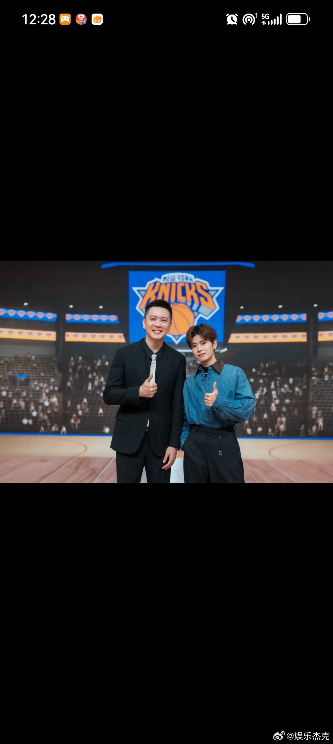 教练杨鸣晒与任嘉伦在NBA的合照 ​​​
