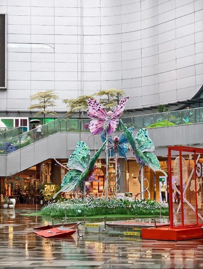 藏在广州高楼里的梦幻花园广州闹市藏着一处绝美花园闹市区商场高楼藏了座仙气花园，整