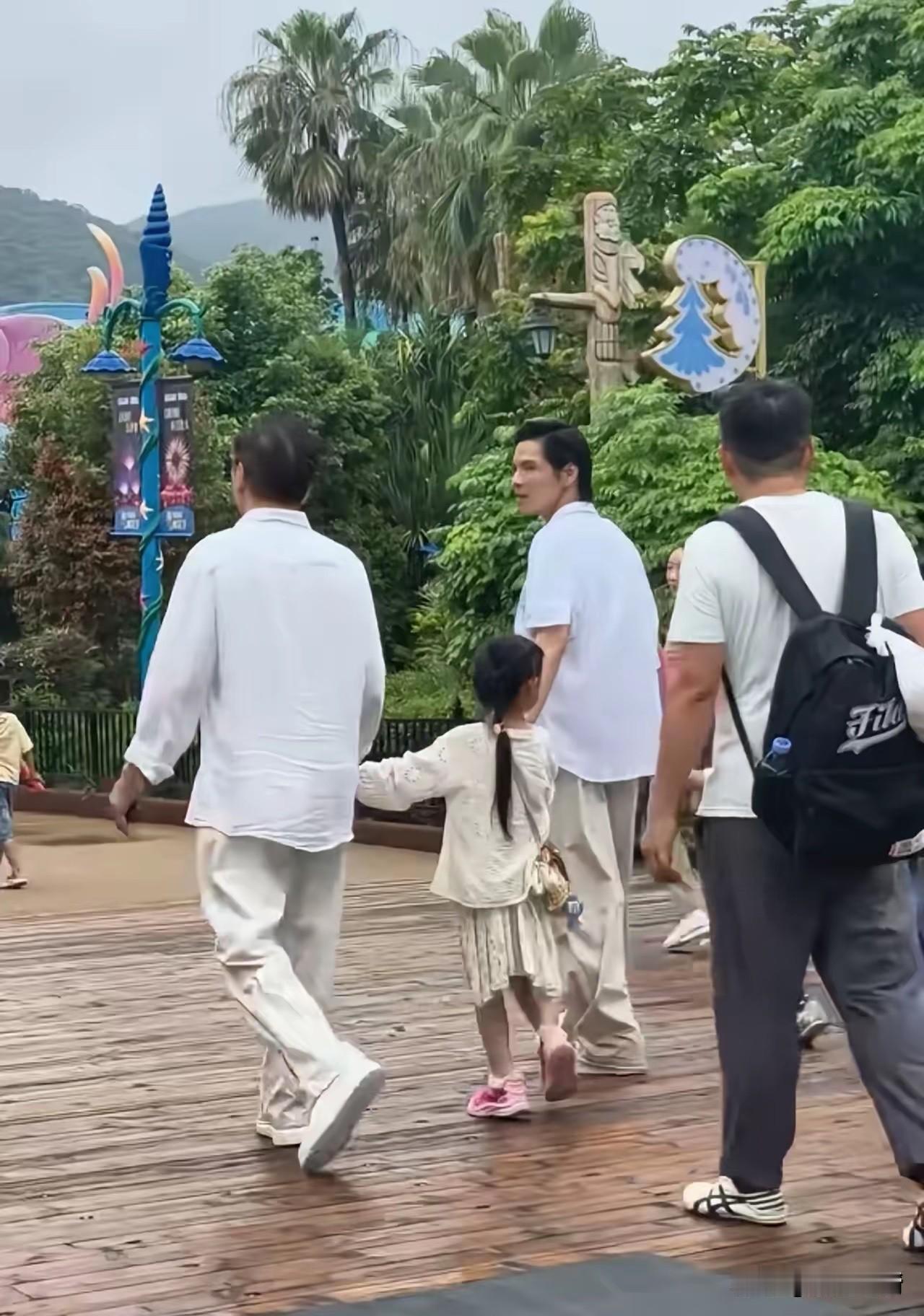 向佐，引发热议。

7月27日，42岁的向佐，冲上热搜，他带着全家去长隆，没想到