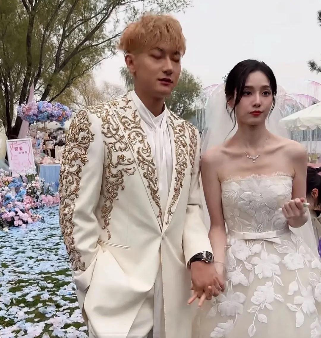 黄子韬、徐艺洋这个户外婚礼在哪办的，置景真的太土了，到底是天气的原因还是明星本身