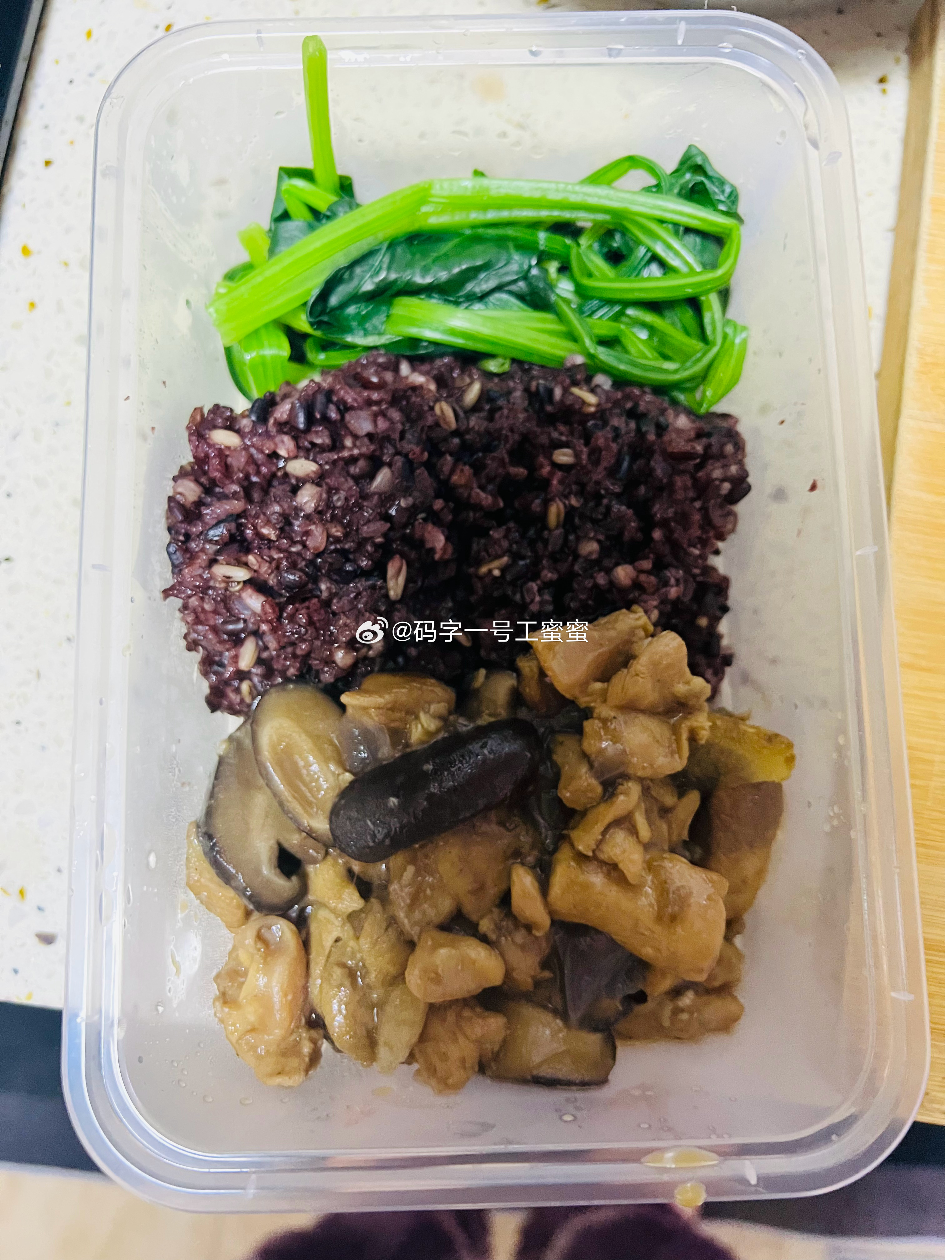 我妈还是吃不惯医院做的饭，这会儿弄好给她送去。 ​​​