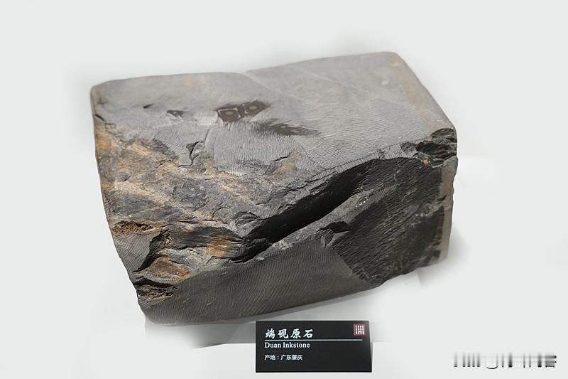五律·砚
补天遗石奇，
琢就墨华池。
光涵牛斗耀，
气贯笔虹移。
尽吐胸中臆，