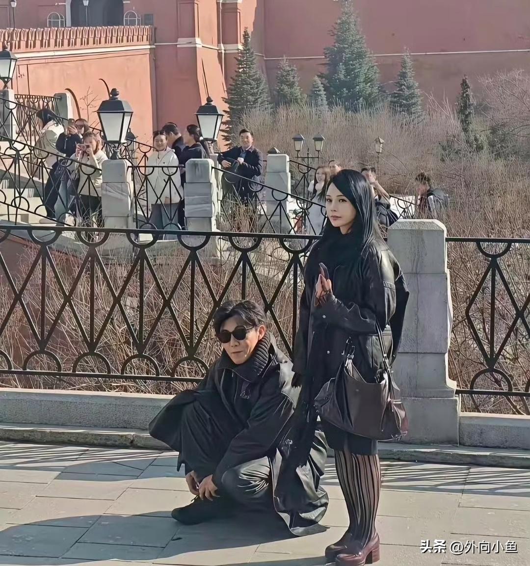 伊能静和秦昊外出游玩被路人拍到📸

一身黑色皮衣搭配条纹丝袜，拎着大包，造型精