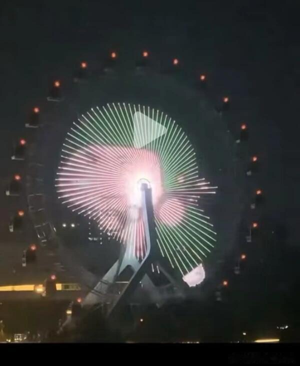 王一博表情包上摩天轮 粉丝居然把王一博的表情包投放到摩天轮上了🎡 这波操作太绝