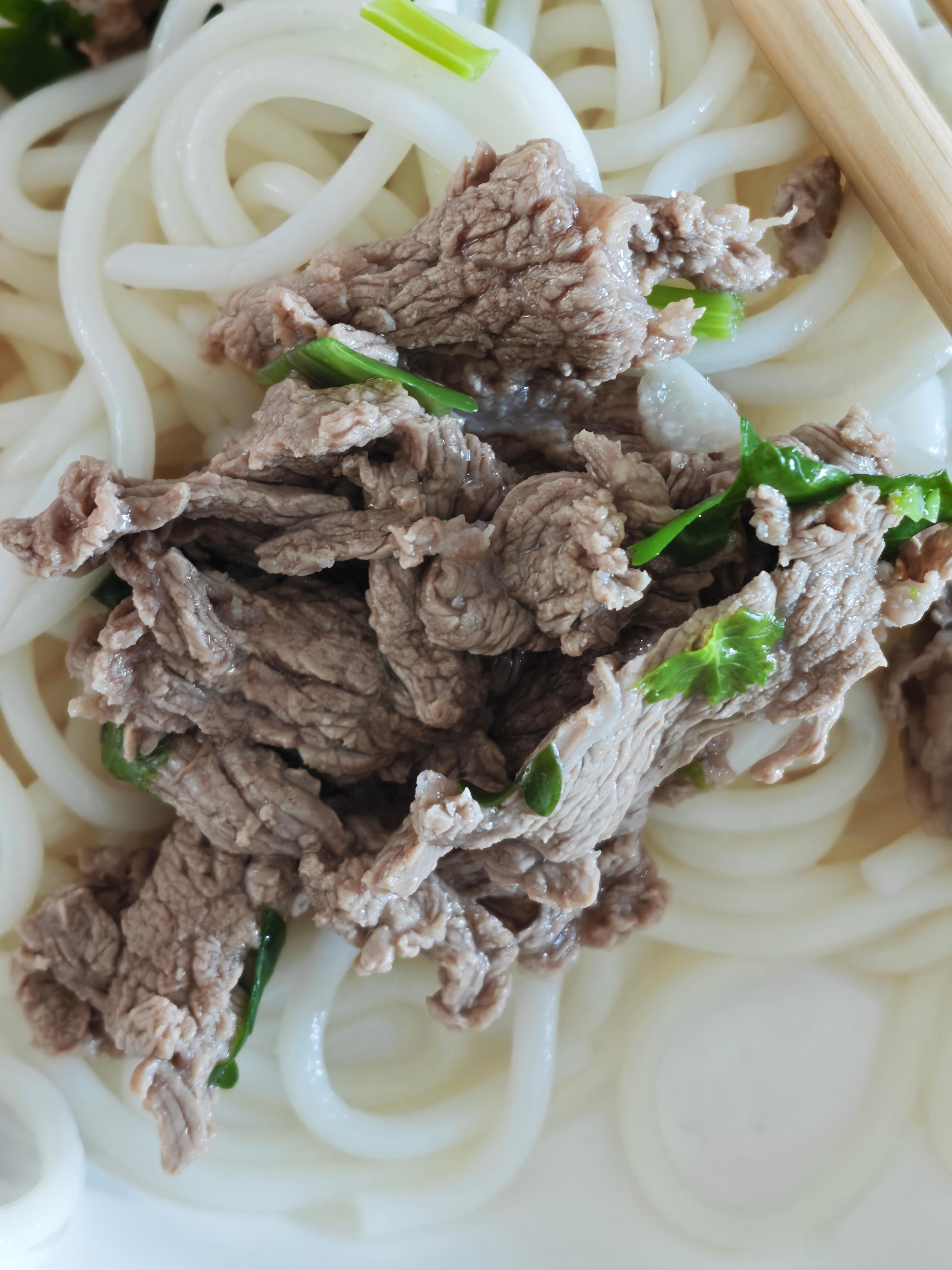这才是牛肉的正确吃法1. 吊笼或腌肉放冰箱微冻，尽量切成薄片2. 放一些土豆淀粉