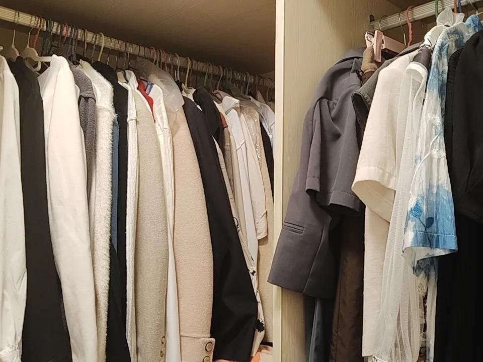 每次整理衣柜都会发现，
有好些衣服一年四季都没穿过，
甚至有的好几年都没穿过，