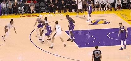 生涯第2年更进一步！多镜头逐帧拆解，卡斯尔进攻表现123卡斯尔和文班发动挡拆，行