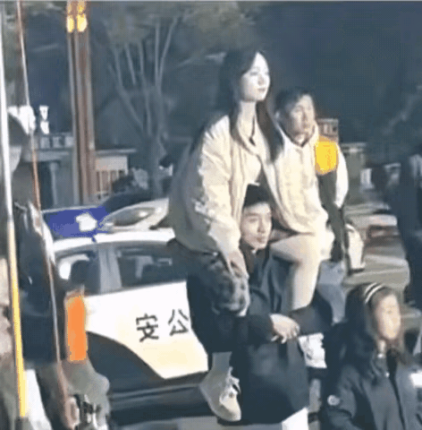 哎？…兄弟，你咋在上面呢