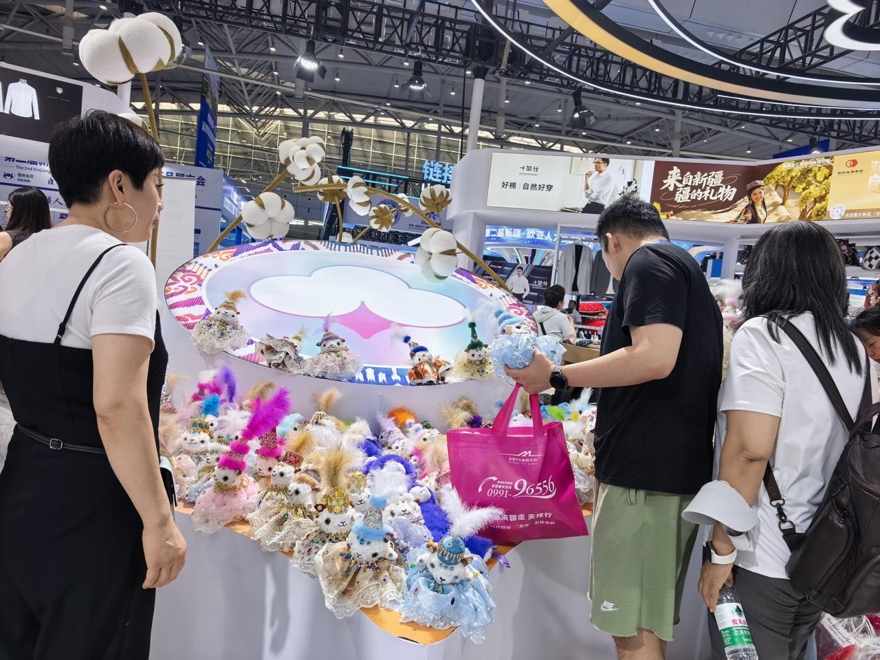 第九届亚欧博览会落户新疆国际会展中心，乌鲁木齐人迎来了新的狂欢。

虽说亚欧博览