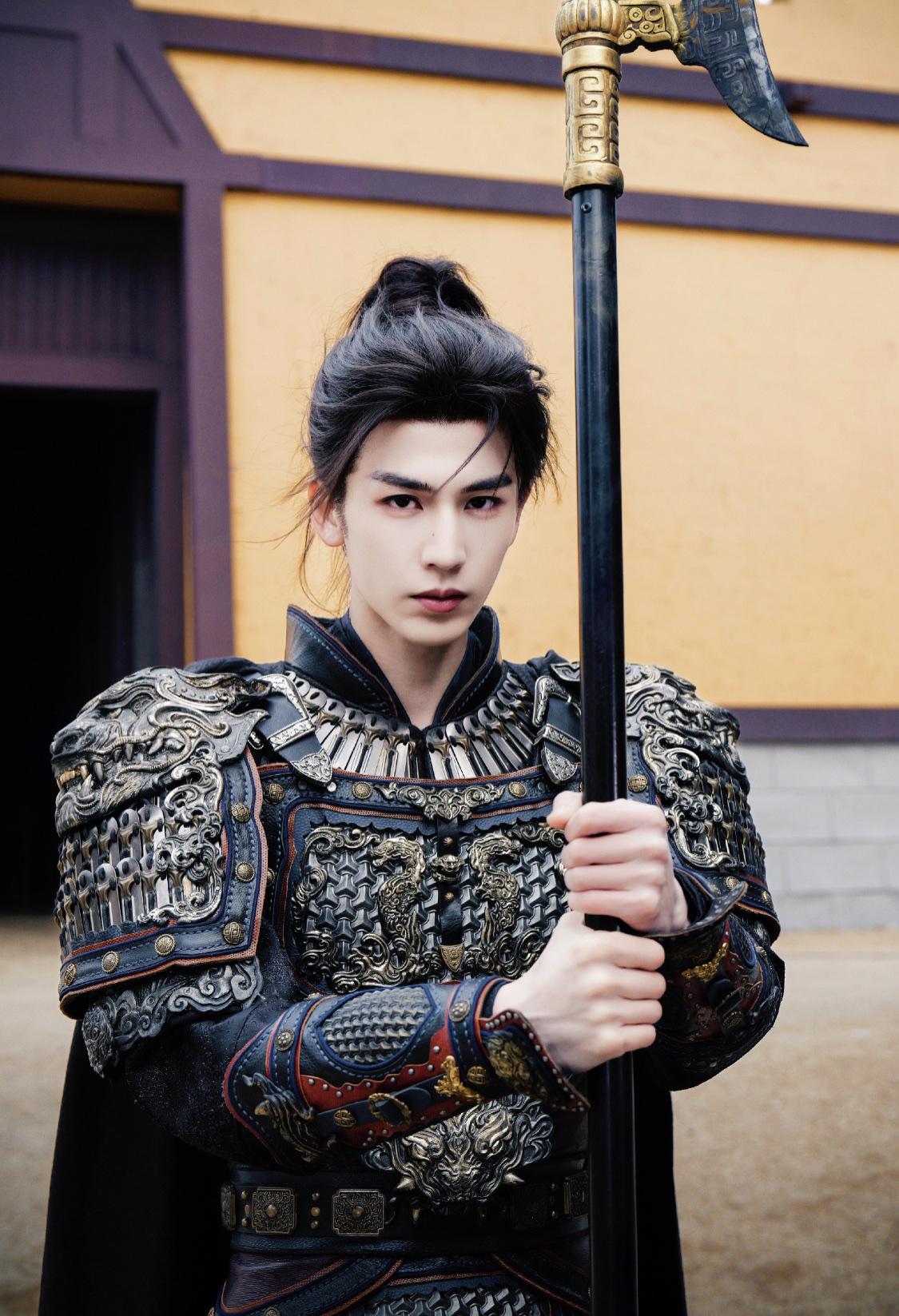 《逐玉》谢征掉马甲之后，没有没掉马甲时阳刚了，更多了一些柔美。作为在战场上厮杀过