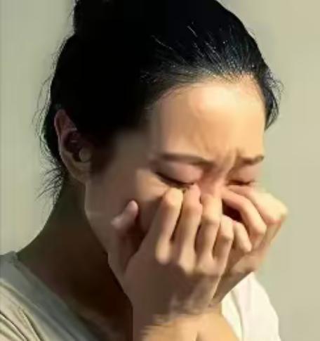 广东惠州，一男子见废品站老板娘长得漂亮，便在晚上偷偷潜入废品站，对老板娘实施搂抱