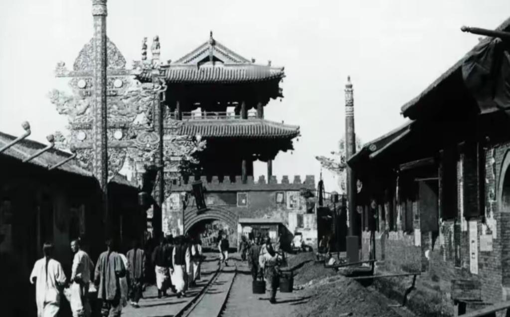 1943年，飞贼尤鹞子盗走了日军108块金表，日军大怒，出动了800多人全城大搜