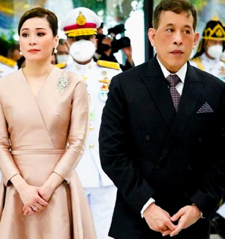 苏提达和泰国国王两人这是在考虑什么深邃的问题呢？
苏提达和泰国国王的表情代表了什