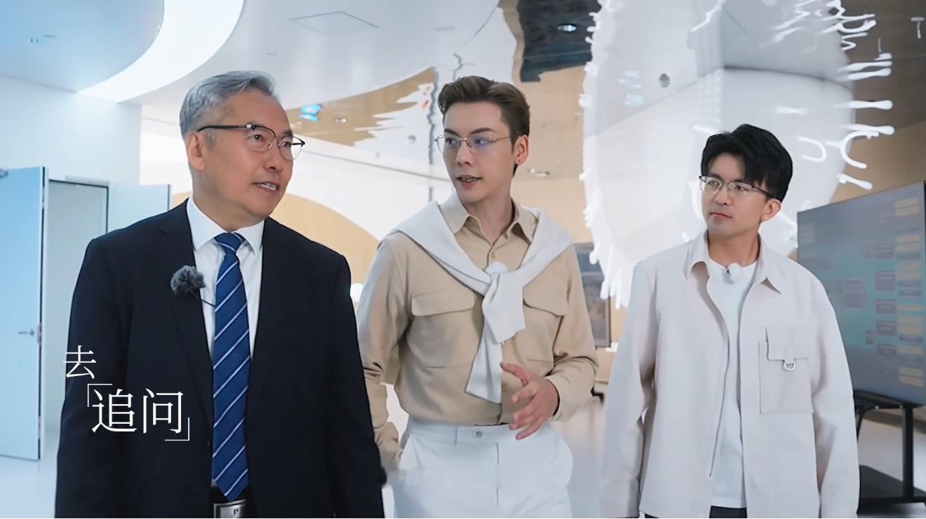 老钱风审美界最严厉的父亲全网偶遇陈伟霆的谜题解开啦，原来是去敕勒川拍金领冠溯源短