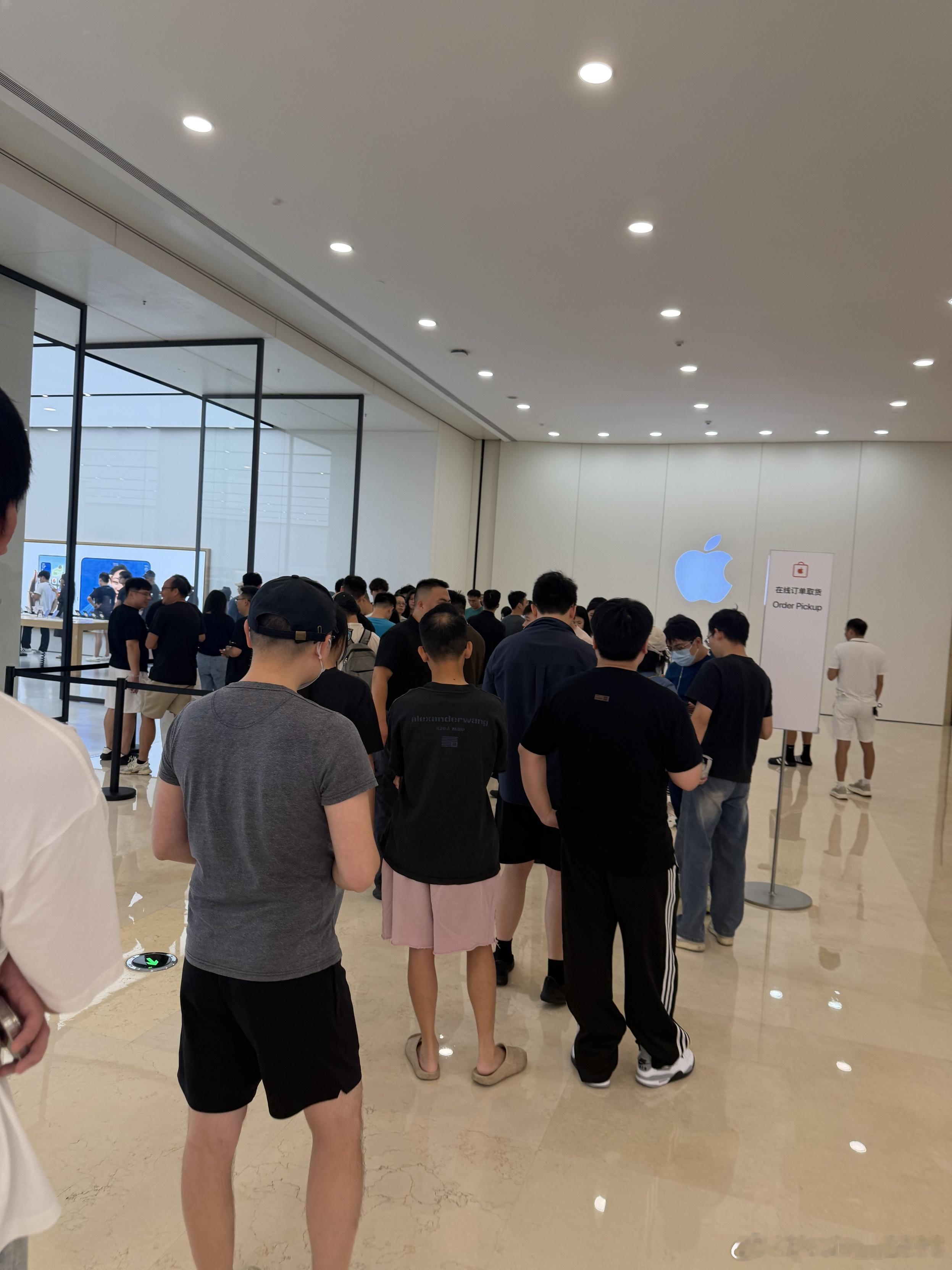 今天周末，华为和苹果这人流量差距咋这么大 ​​​