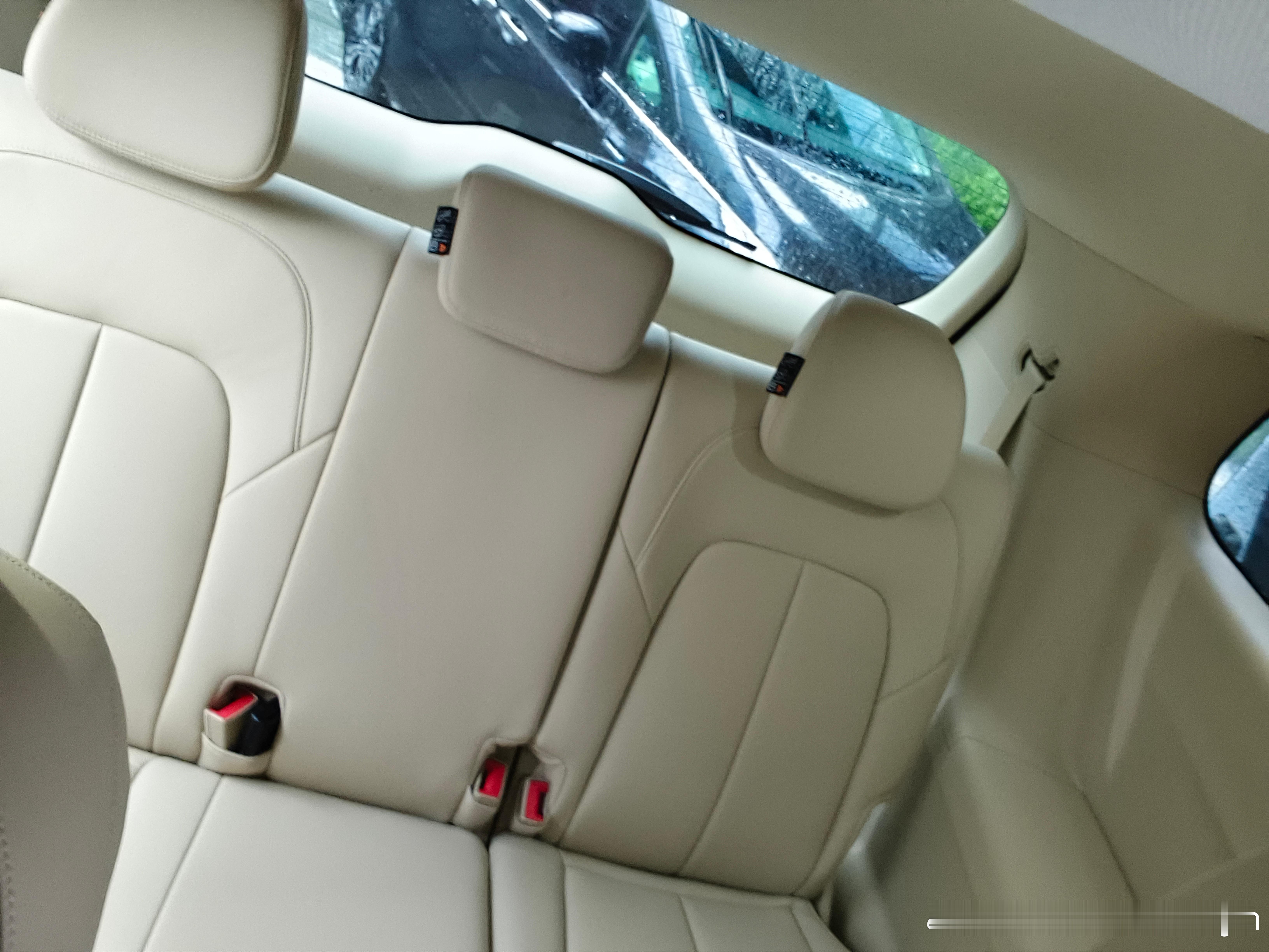 坐早上的火车回上海搬砖，接驳的又是别克GL8。去掉司机，这个空间按惯例只够坐三个