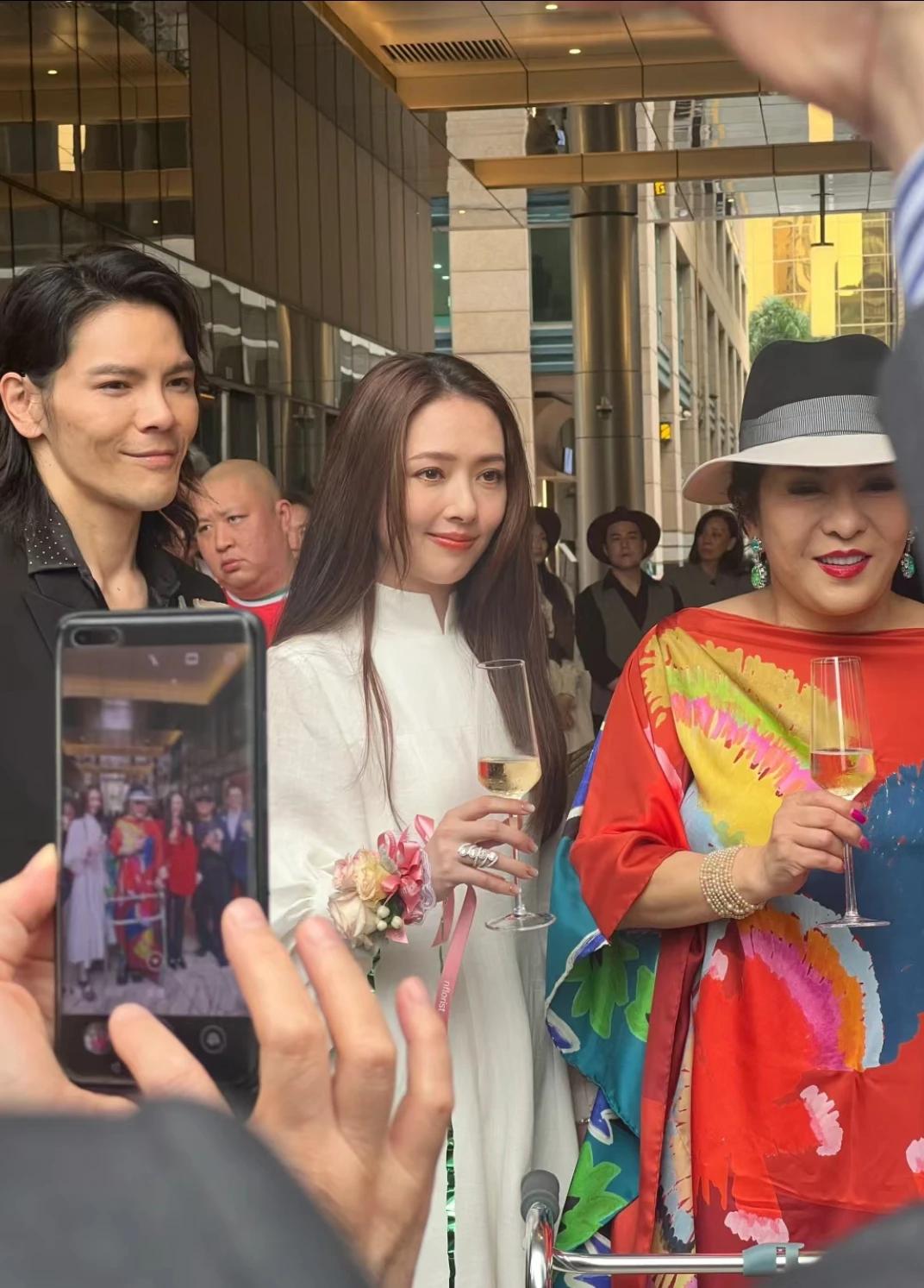 郭碧婷真的好美啊
就像浪姐那句
郭碧婷就是轻轻松松的美
她什么都不用装饰
站在那