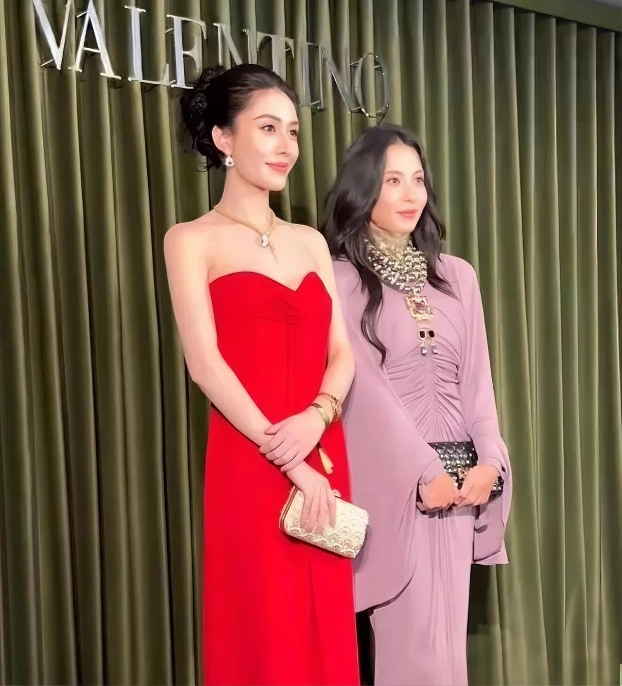 两位美女站在一起，这差距一下子就出来了。

穿紫色礼服的竟然是张柏芝，第一眼真没