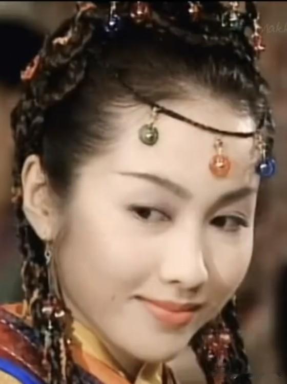黎姿，岁月不败的绝代佳人。她以坚韧扛起家庭重任，从荧幕惊艳到商界从容。历经千帆，
