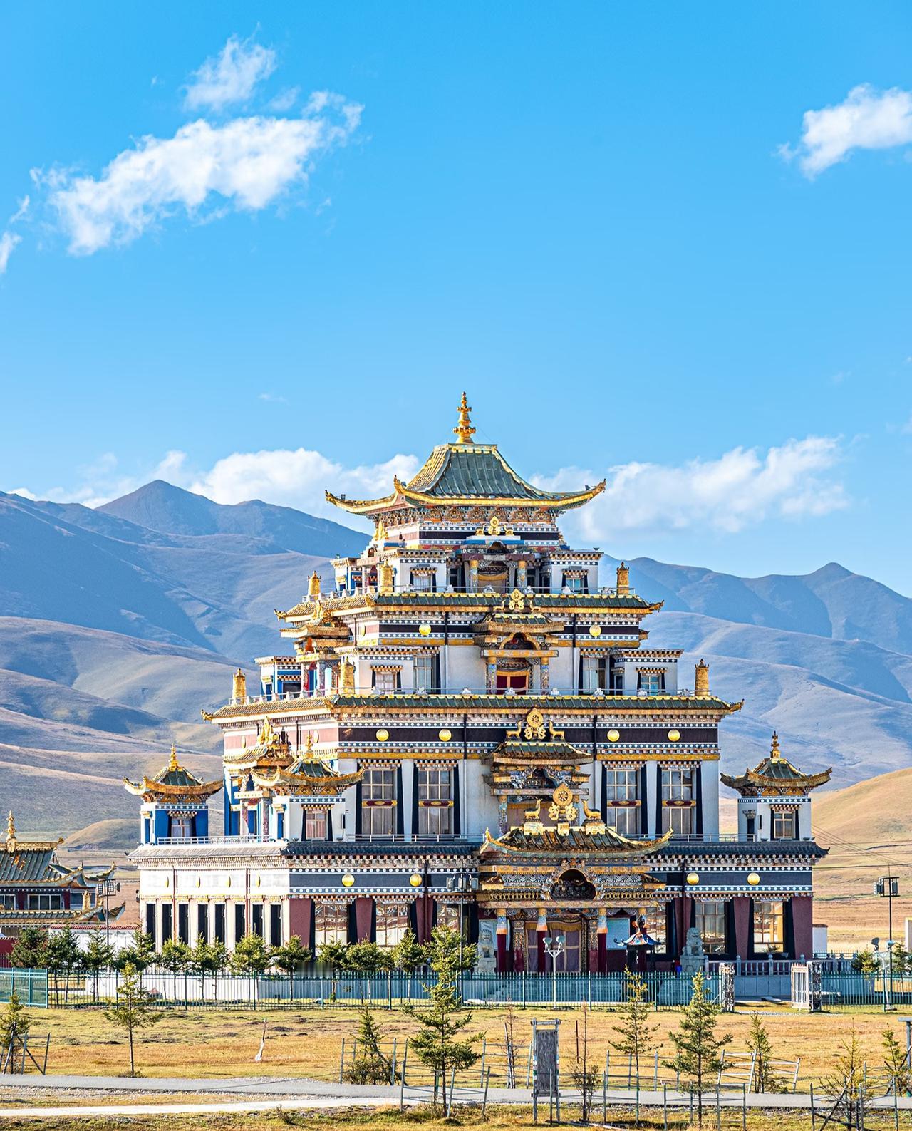 甘南.宁玛寺
在甘南川西环线之旅的过程中
看到了无比震撼的宁玛寺
寺院建筑的风格