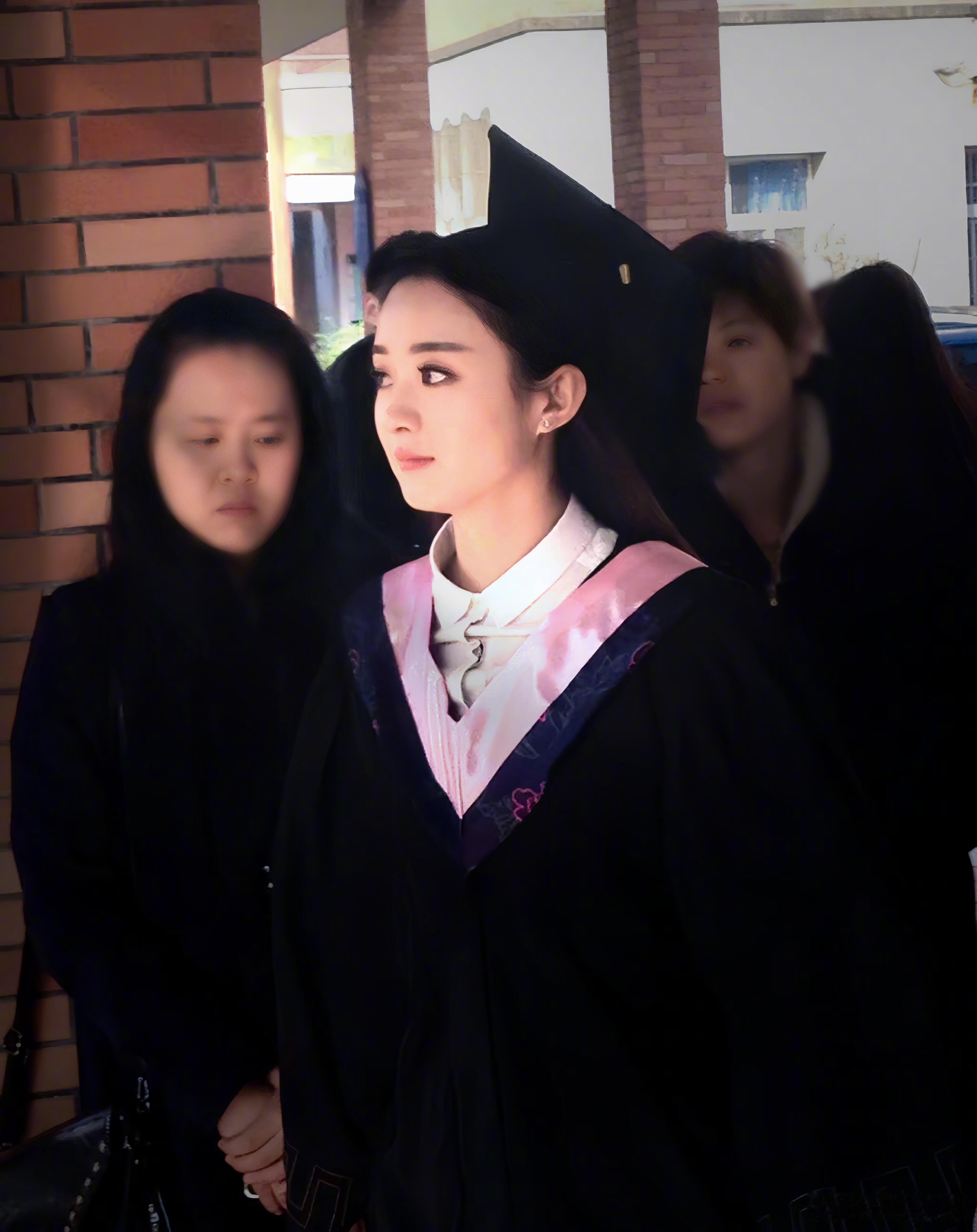 赵丽颖学士服，这是真白月光级别的！！！🥹 ​​​