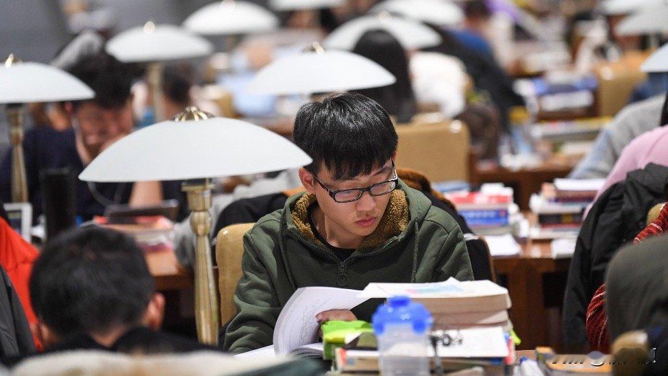 博士生混日子和初中生混日子到底有什么样的区别？

虽然两者都是不想读了，但在我个