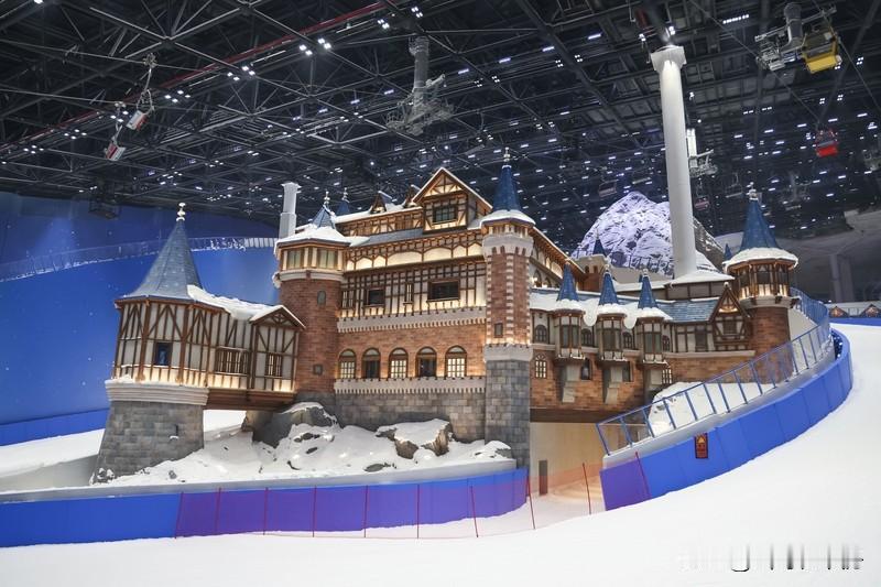 雪，融化了是什么？这问题可有不少答案。
对孩子来说，雪融化意味着失落。前一天还能