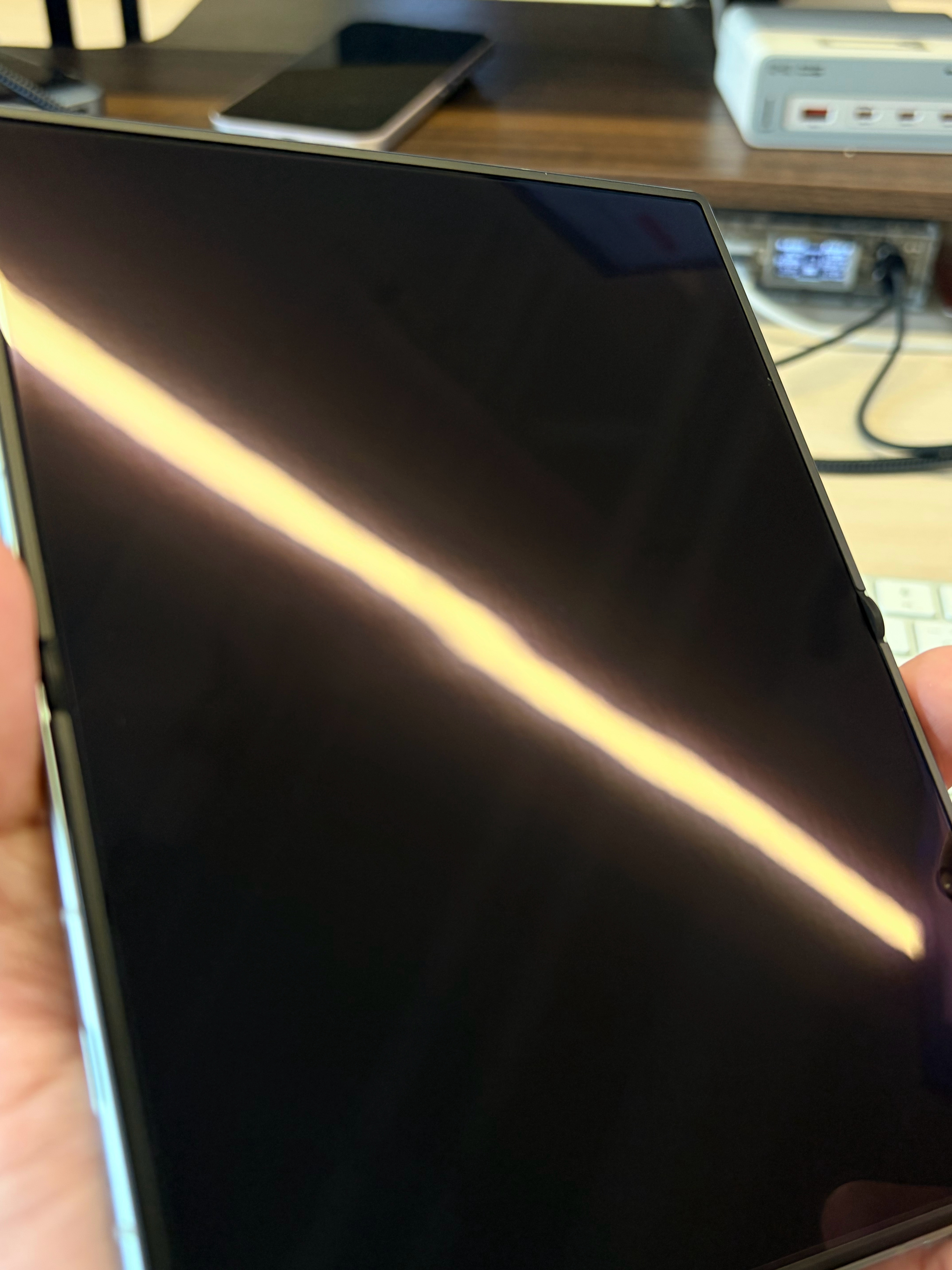 折痕控制的感觉比OPPO Find N6都要好啊，三桑活儿不错呢这次。 