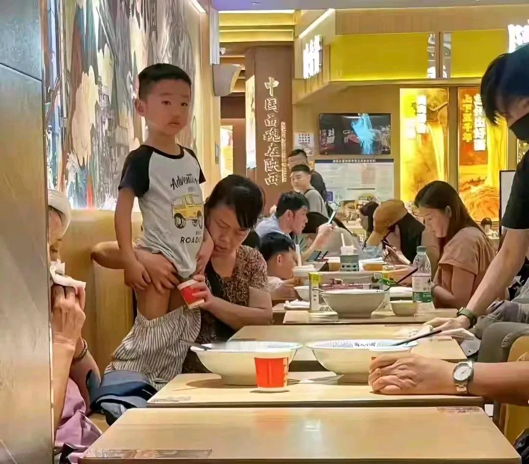 在陕西的一间生意很好的面馆里，平时都是人头攒动的。有一天早上，很多上班一族都早早