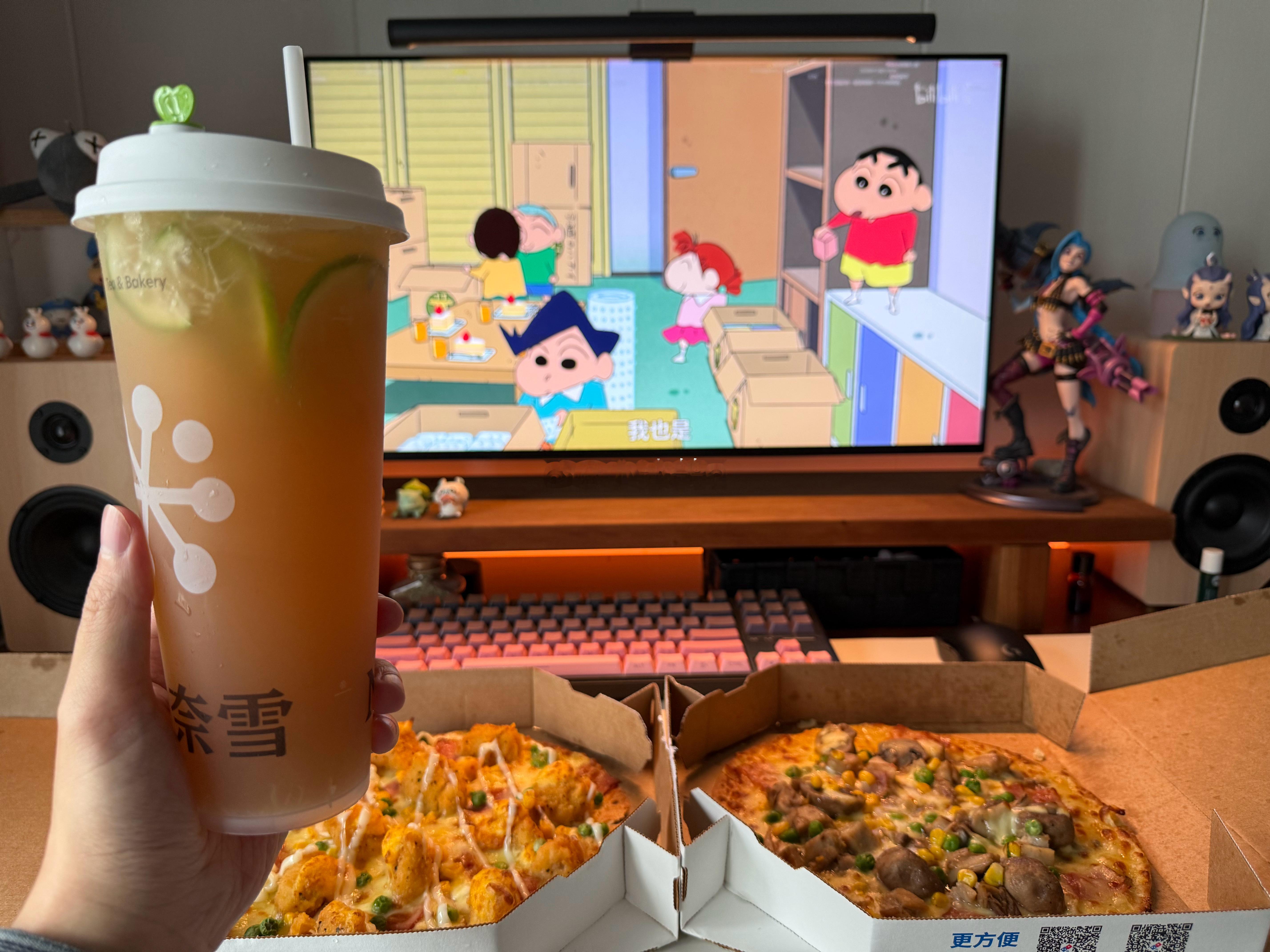 下雨天，披萨，柠檬茶，美滋滋 