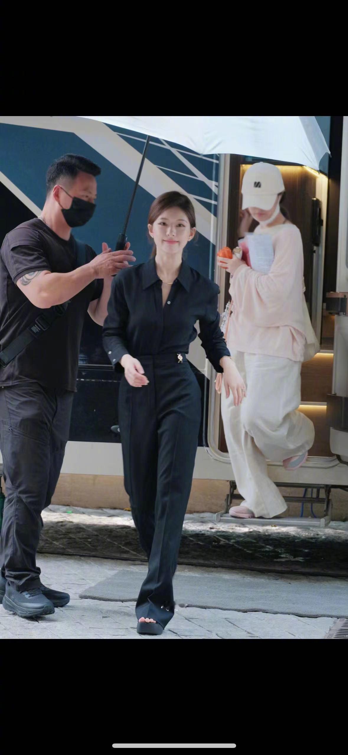 #曾黎赵露思撞衫# 最新allblack女霸总穿搭和赵露思《许我耀眼》最新路透造