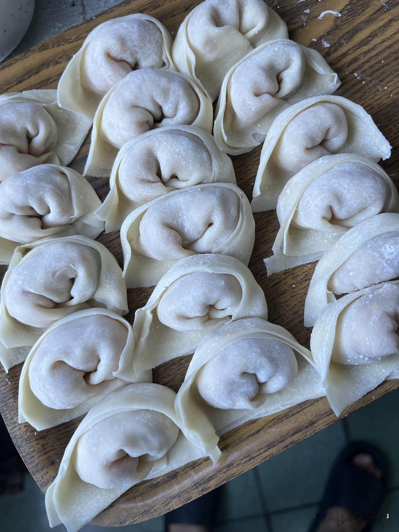 今天休息吃馄饨，无锡人大部分偏爱馄饨。现在包馄饨容易，不像我们父辈跑到东买馄饨皮