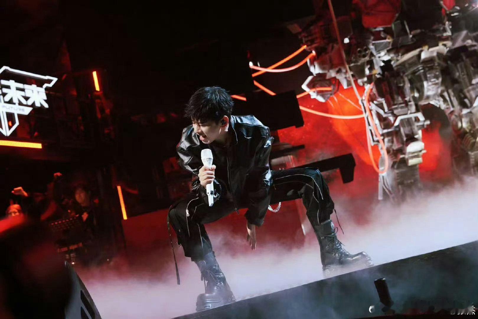 张杰张杰列车即将停靠成都成都崽崽张杰回家开唱！开往1982列车就位，麻将舞美超贴