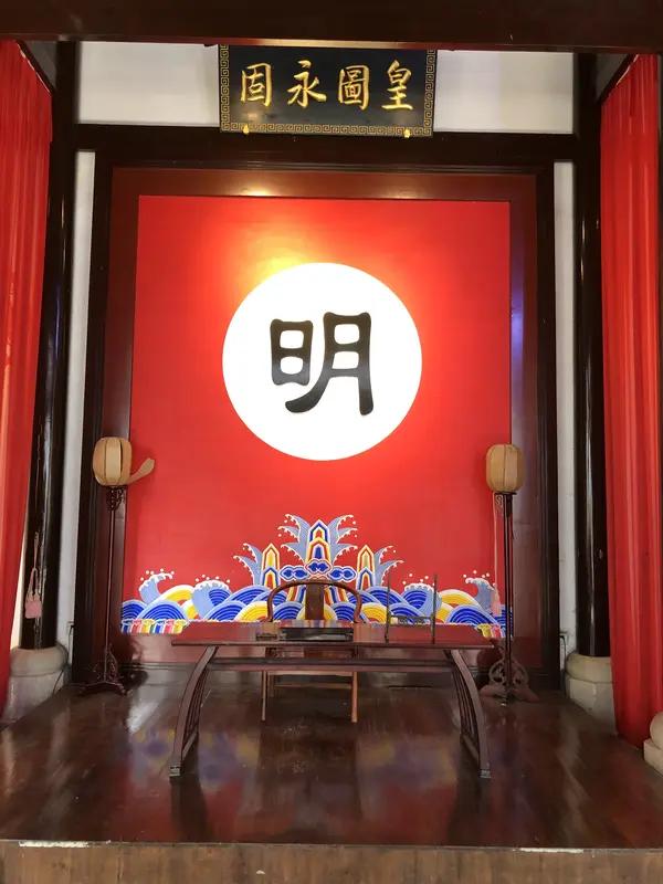 明朝后期，文官集团势力极大，他们为自身家族和党派谋利，不顾国家大局。比如在税收问