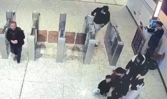 3月29日，在C232次列车检票期间，西安站工作人员张兰发现一位带两名幼儿、拖着