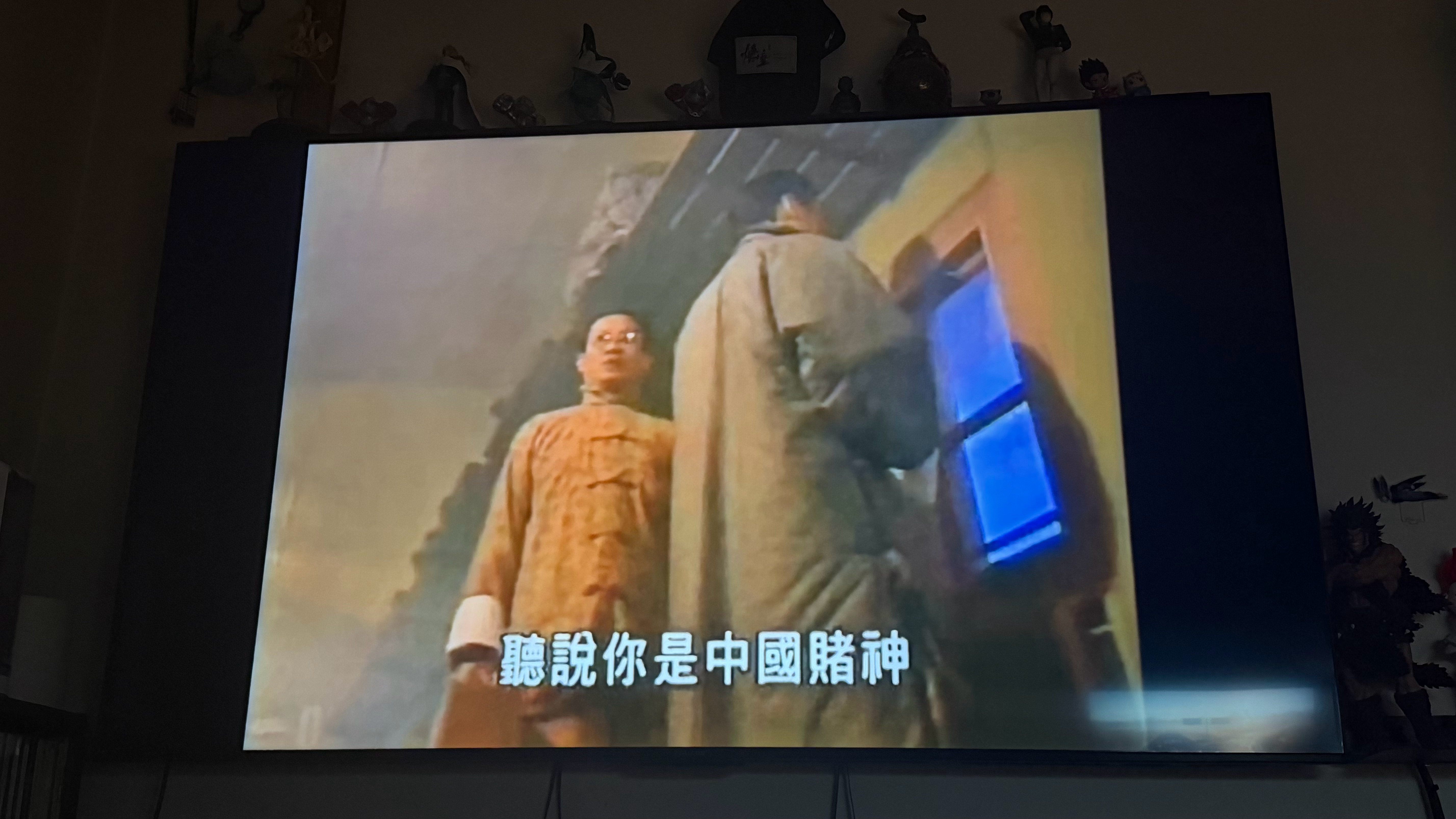 这部剧的开头比大多数港片都好看导演来头很大是大时代、功夫、喜剧之王、笑看风云的编