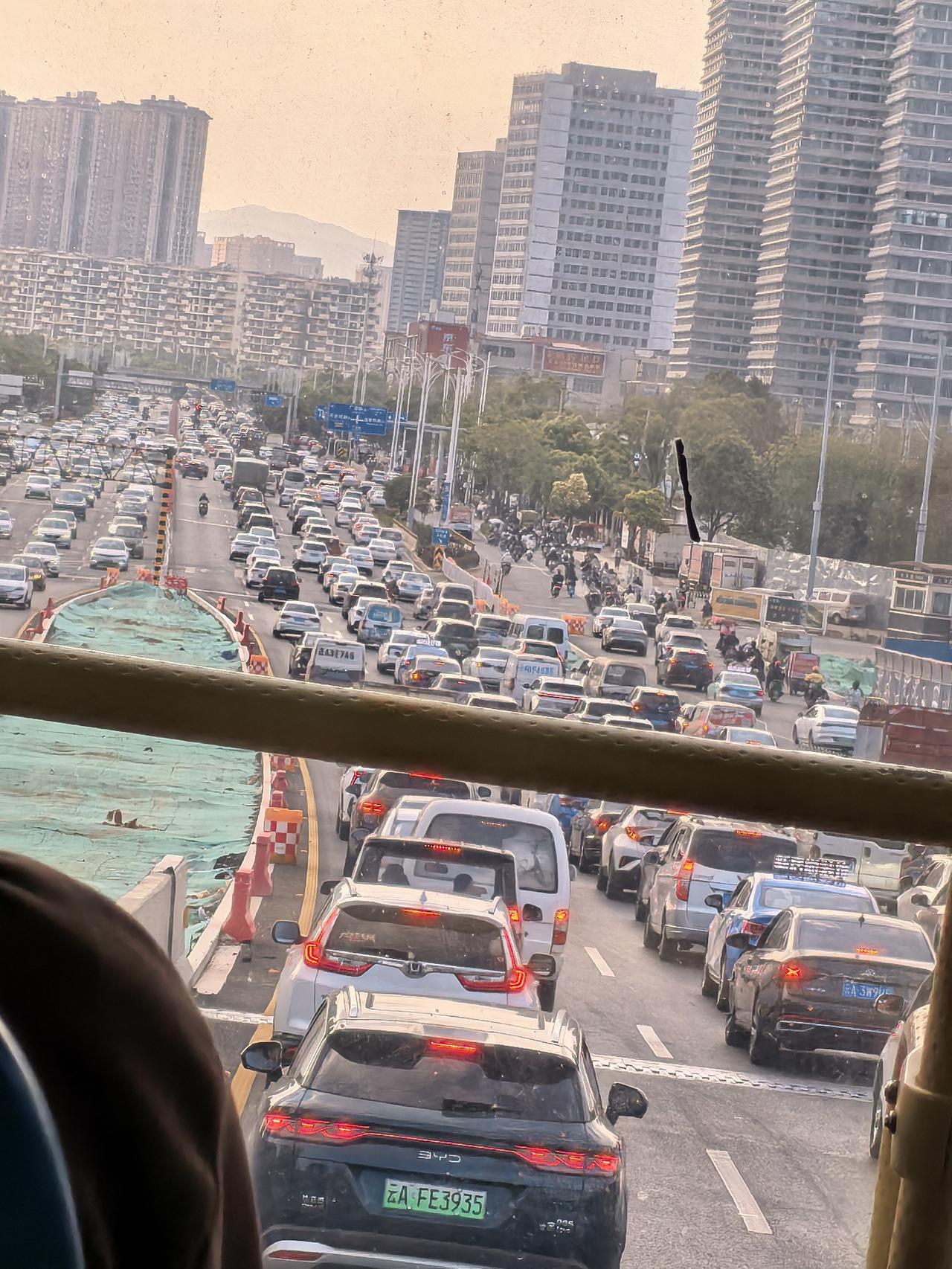 广昌立交这个桥上怎么会这么赌？有什么办法可以让其不赌车啊！