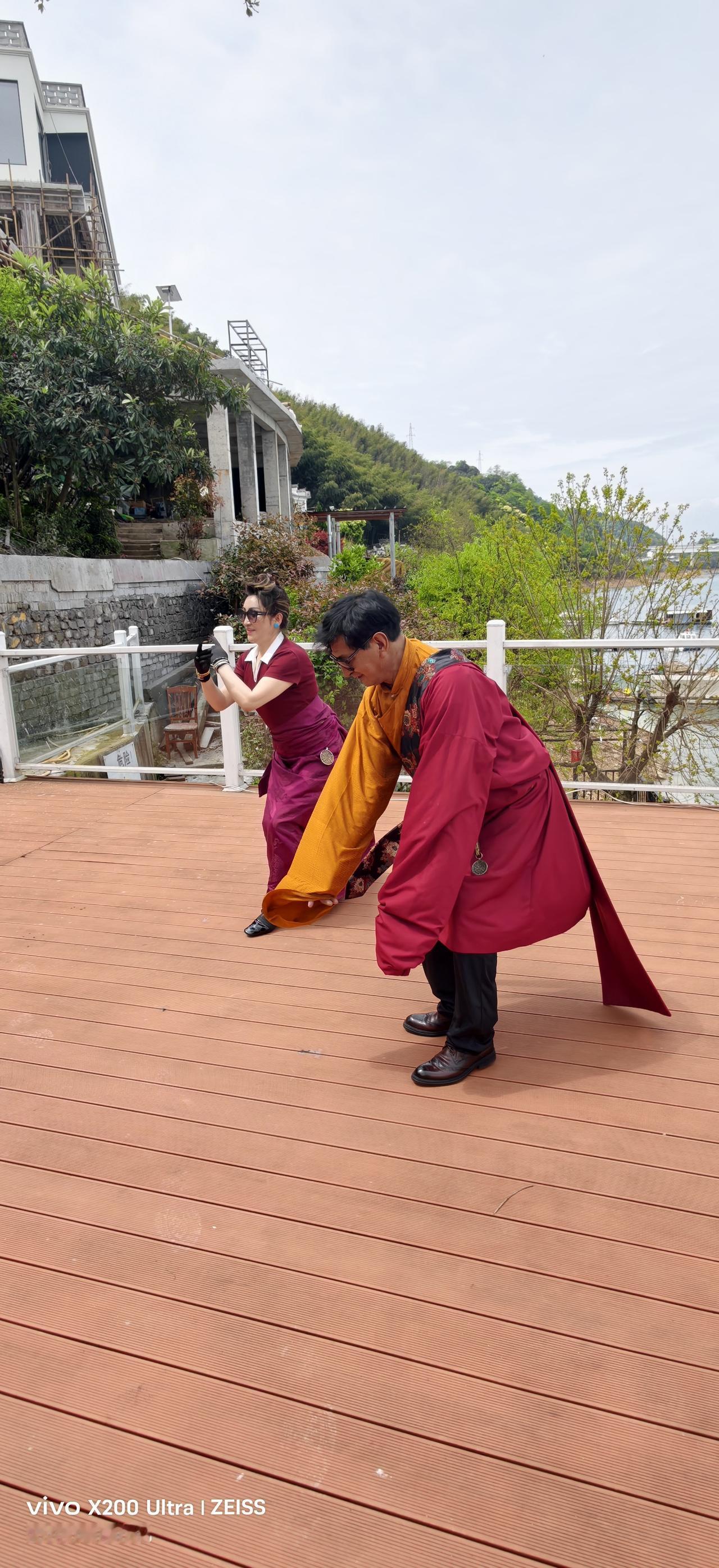 昨天在黄山太平湖游玩的时候，和我们坐同一艘快艇到岛上的民宿居住的还有4个藏族朋友