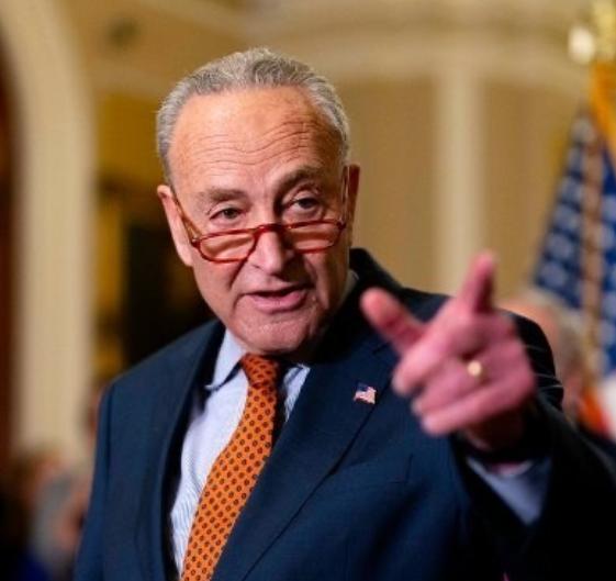 今天刷到美国政坛的大瓜，民主党参议院领袖查克·舒默直接在社交平台发文开怼，语气一