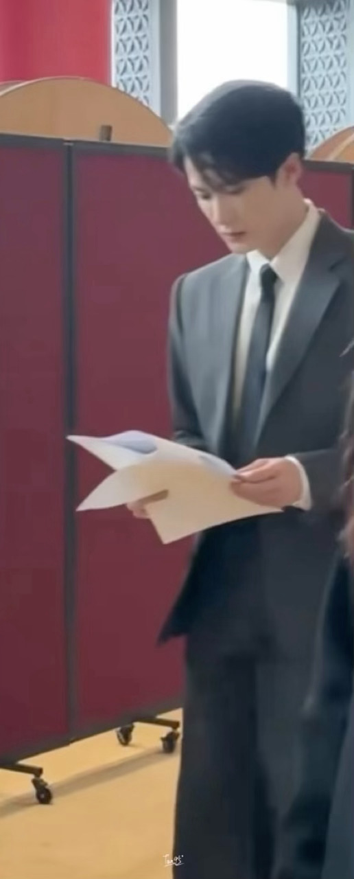 低头看资料好迷人😣😣😣檀健次北京国际电影节