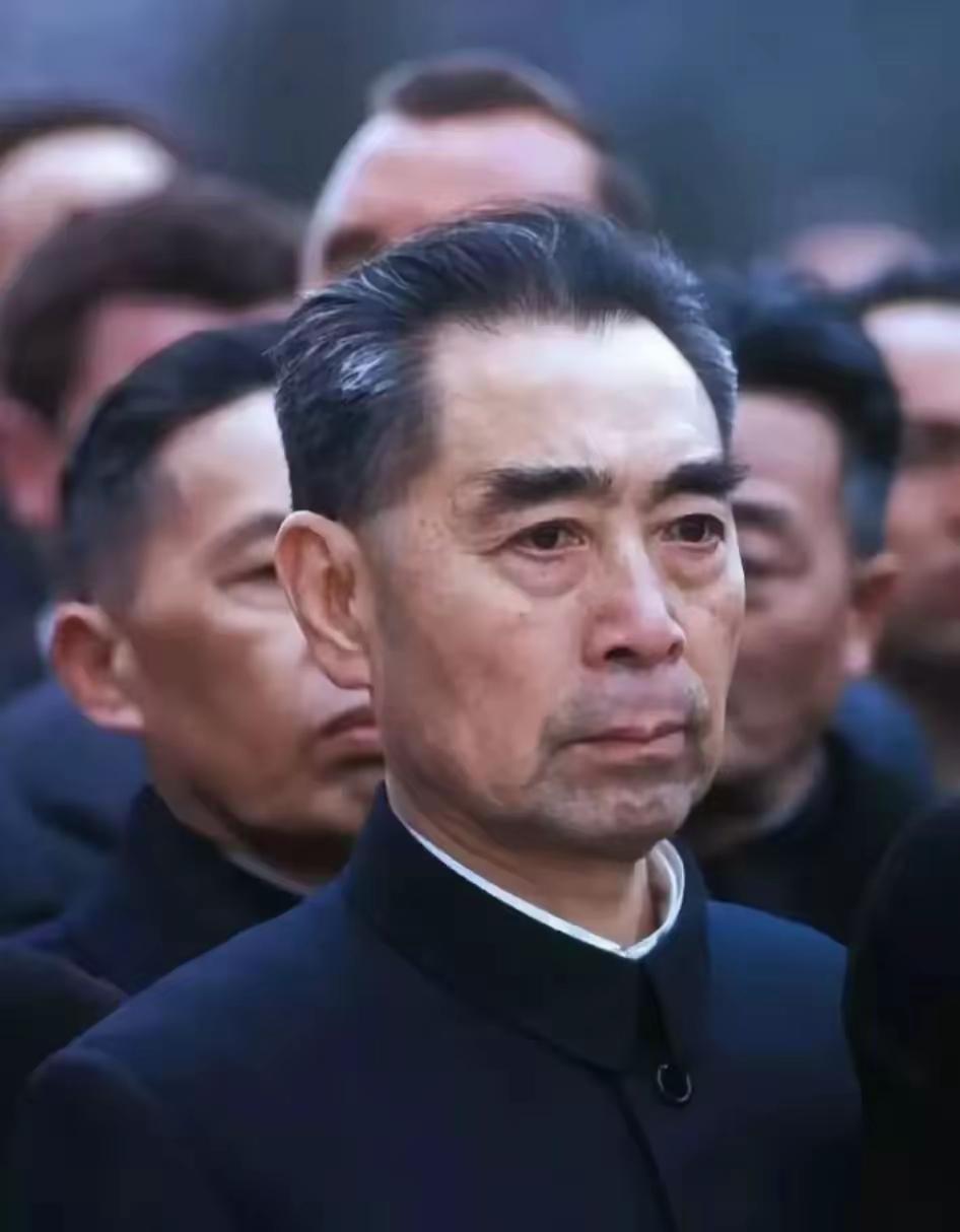 给周总理敬一束花吧！这世间最纯粹的奉献，莫过于把一生都活成了“为人民”的模样。