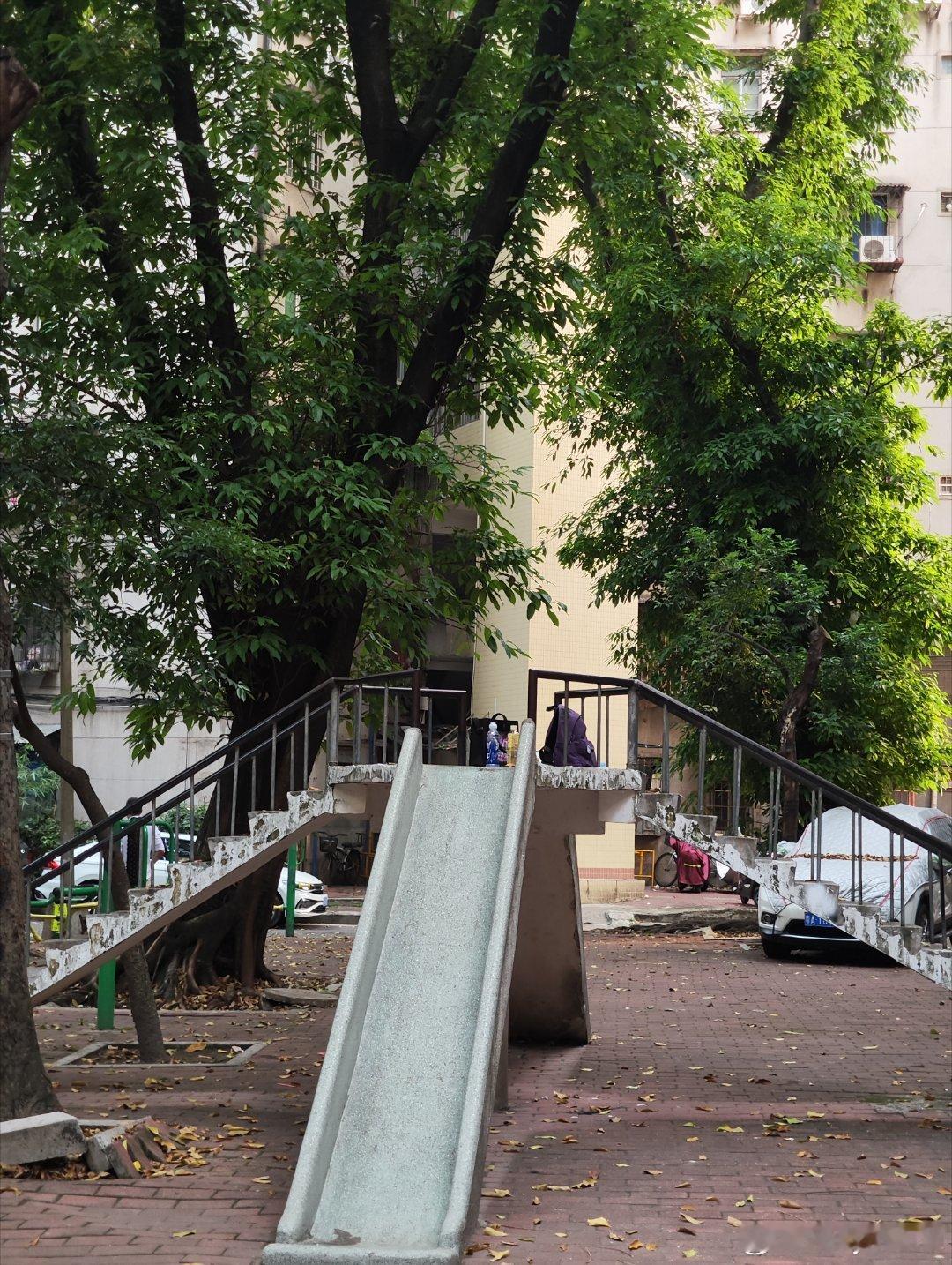 村里的夕阳与飞机，李瑞然老先生屋前的鸡蛋花，屋后的滑梯。老人家有强大的精神寄托，