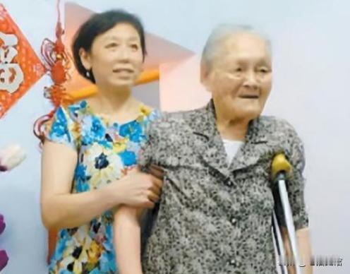 1966年，一对干部夫妻被带走，临走前，他俩将保险箱的钥匙塞到47岁保姆手里，红