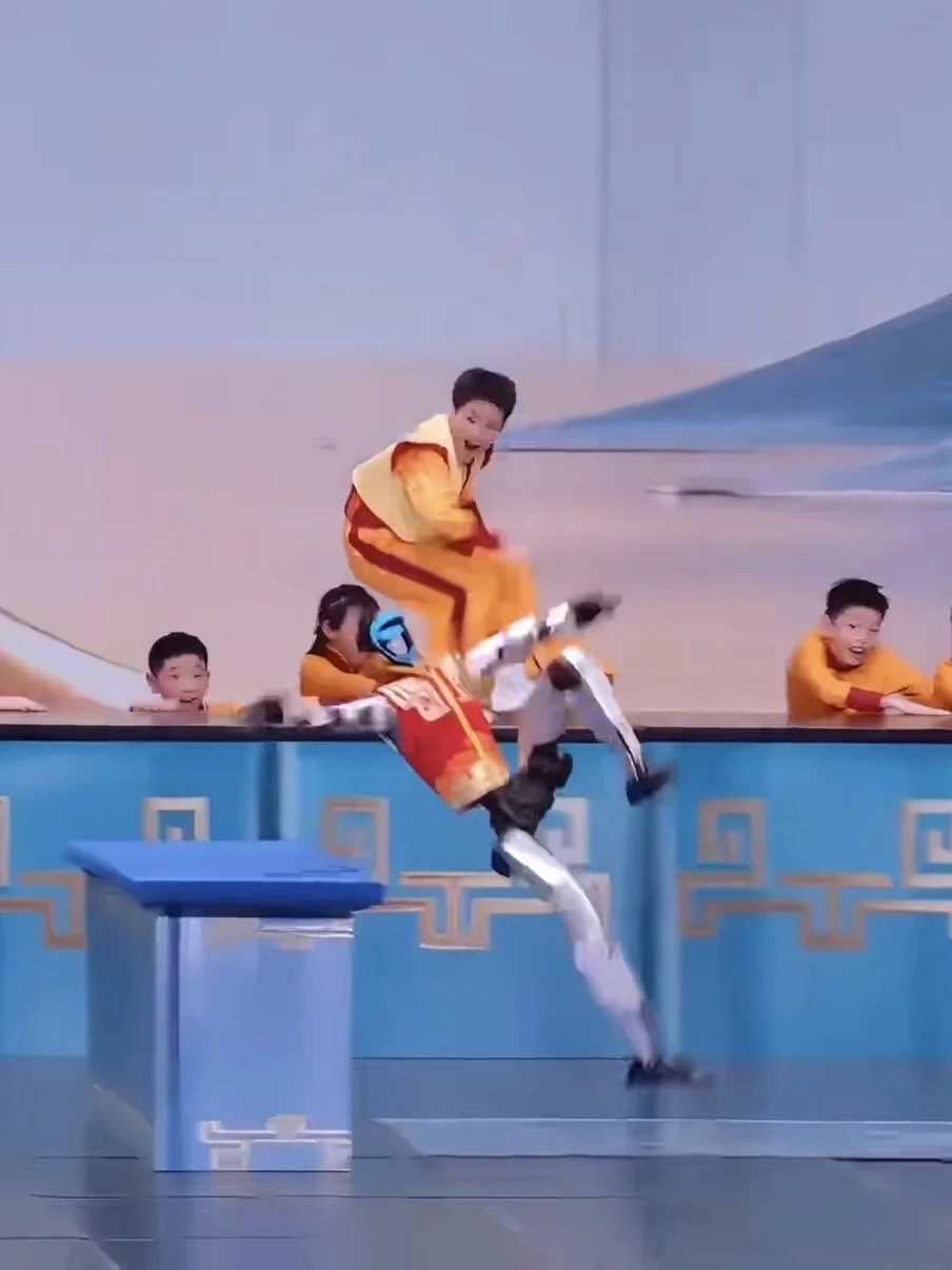中国人均会武术真的藏不住了，连机器人都会