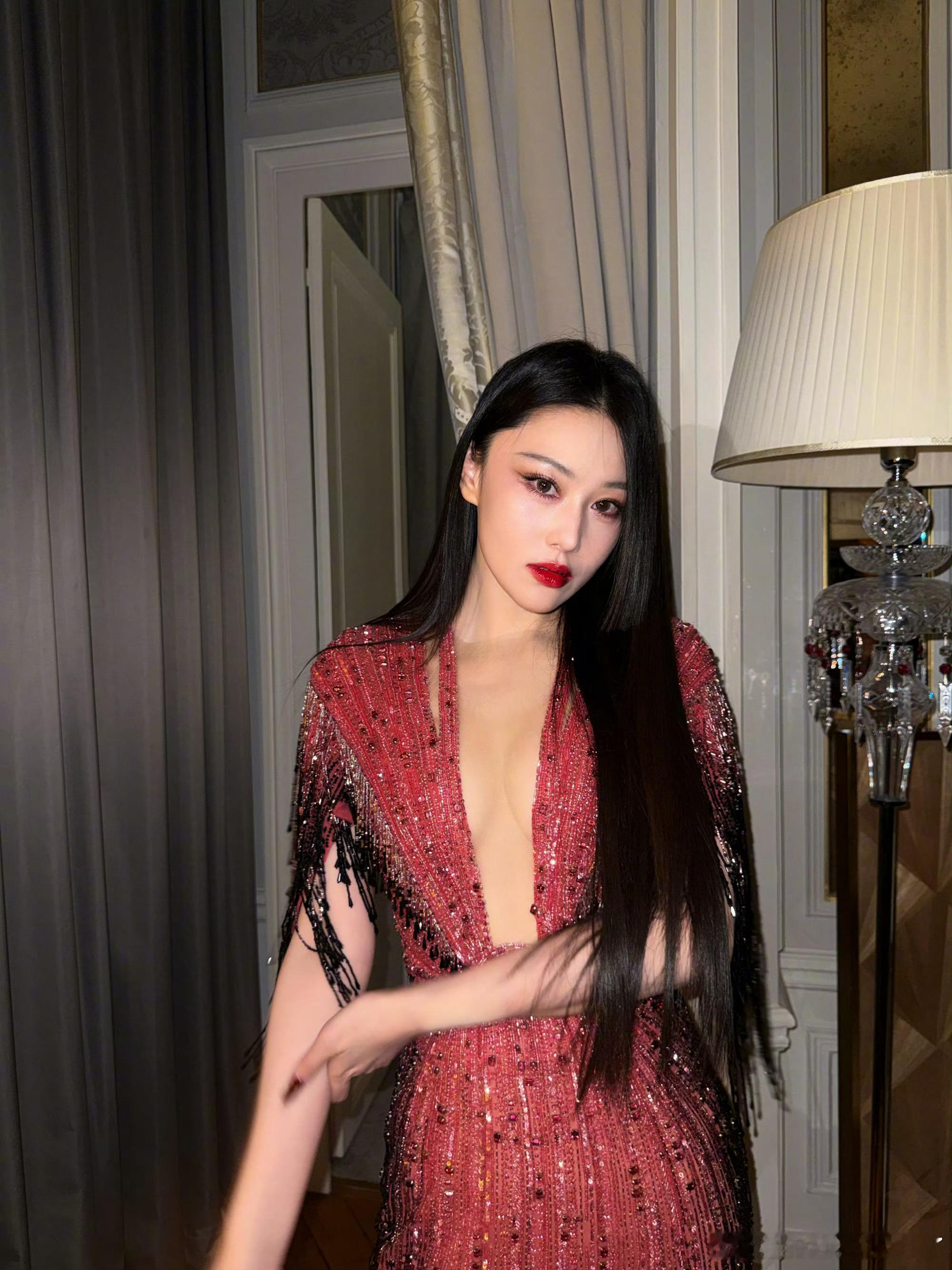 张馨予  红裙垂落细碎流苏，光影随步履轻晃，张馨予眉眼温婉大气，艳而不俗，身姿绰