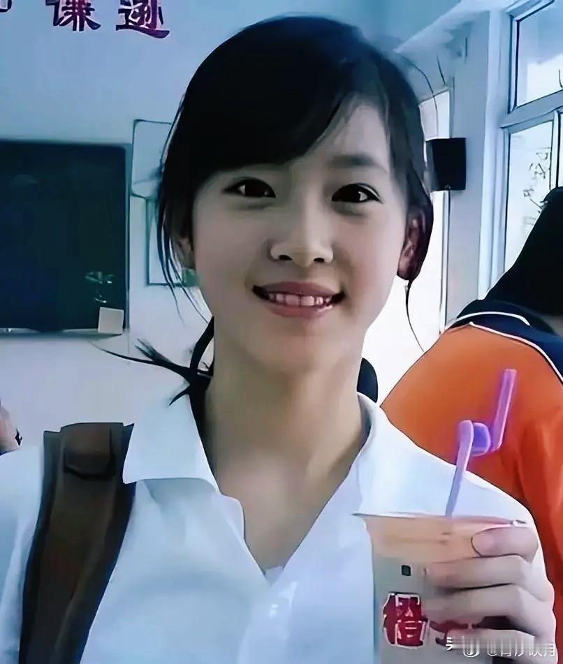 章泽天怎样成为“奶茶妹”
大家还记得这张图片吗？
在2009年16岁章泽天在学校
