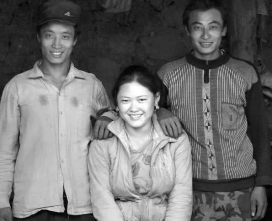 在四川凉山的木里地区，至今还保留着一种“伙婚”习俗，1998年，19岁的古米就嫁